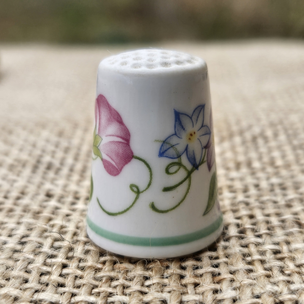 Vintage Royal Worcester Bone China Thimble Pink Floral Made in England - Picture 4 of 9